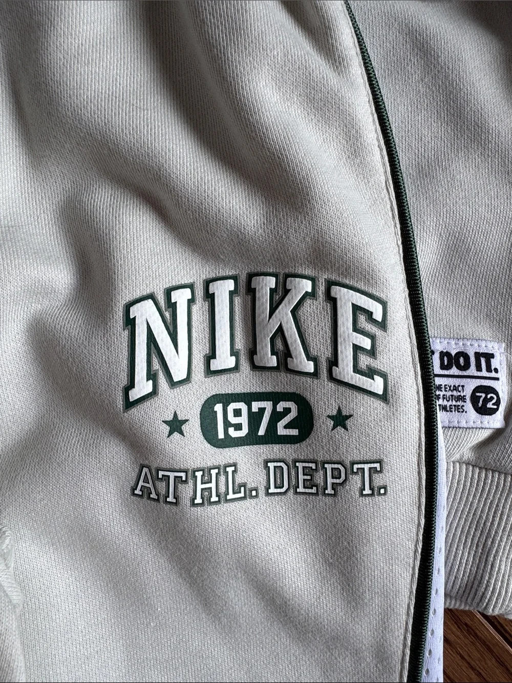 Nike 2-Piece Set Light Bone and Green Sweatshirt and Sweatpants